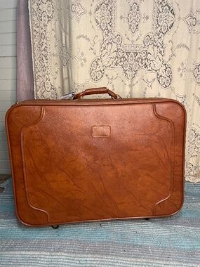 American Tourister -vintage 70s brown vinyl suitcase